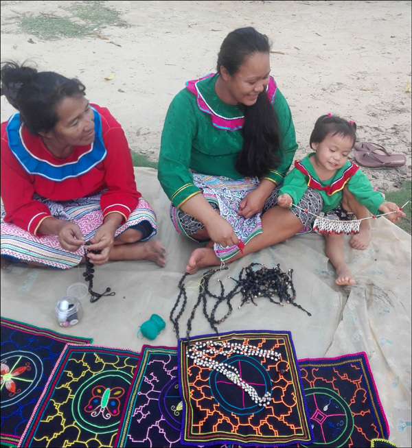 CSE:Shipibo-Women-Making-Seed-Jewelry