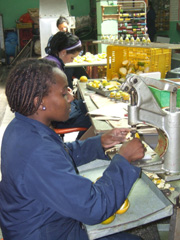 Piel Acida artisan cutting the orange peels
